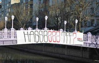 Tepkili taraftarlar köprüye pankart astı