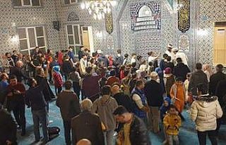 Teravih namazına katılan çocuklar hediyelerle seviniyor