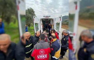 Ters dönen paletli iş makinesinde sıkışan sürücü...