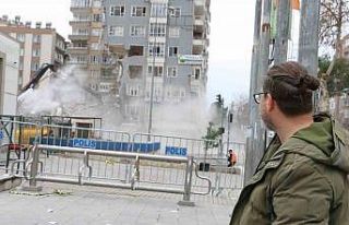 Tesadüfen gördü, hüzünle izledi