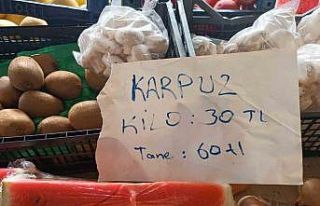 Tezgahlarda yerini alan karpuzun dilimi 60 liradan...