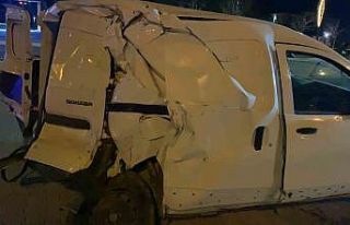 Ticari araç, midibüs ve otomobile çarptı: 3 yaralı