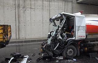 Tıra arkadan ok gibi saplanan yakıt tankerinin sürücüsü...