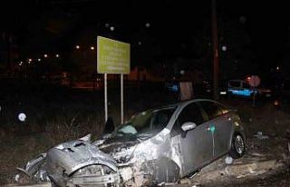 Tırla çarpışıp hurdaya dönen otomobilde 2 kişi...