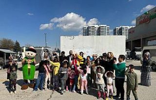 Tiyatrocular, özel günlerinde depremzede çocukları...