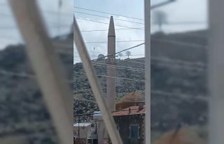 Tomarza’da aşırı rüzgar cami şerefesini düşürdü