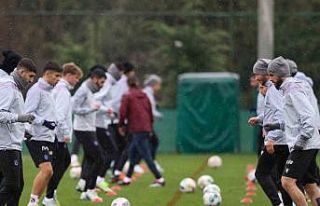 Trabzonspor, yağmur altında Kayserispor maçı hazırlıklarını...