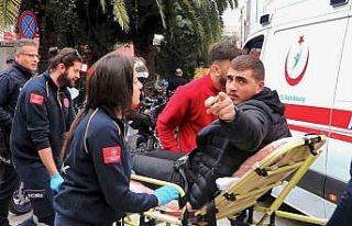 Trafiğe kapalı yolda kaza yapan motosikletli kurye...