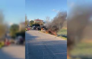 Trafik kazası sonrası otomobil alev alev yandı:...