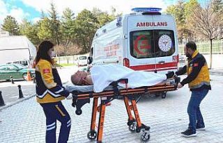 Traktörün şaftına elbisesini kaptıran kişi yaralandı