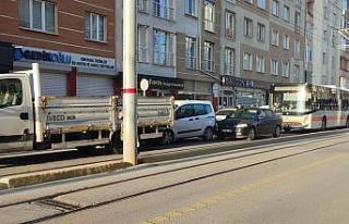 Tramvay yolunda meydana gelen trafik kazası şehir...