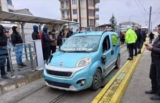 Tramvay yolundan giden aracın çarptığı 17 yaşındaki...