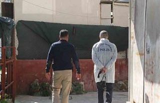 Transseksüellerle aynı evi paylaşan İranlı gencin...