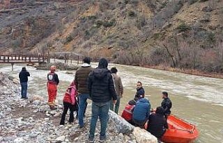 Tunceli’de çaya uçan araçtaki ikinci kişinin...