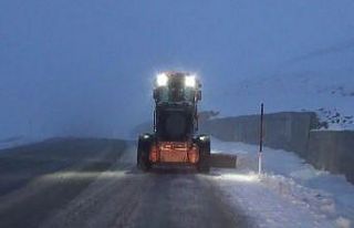 Tunceli’de karla mücadele sürüyor