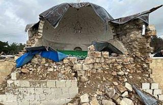 Türbe kısmen çöktü, vatandaşlar yenilenmesini...