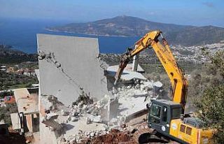 Turizm merkezi Kaş’ta kaçak yapılar yıkılıyor