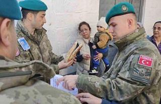 Türk askeri Kosovalılara Ramazan pidesi dağıttı