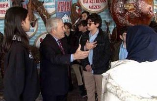 Türkiye Deniz Canlıları Müzesi’ni gezen öğrenciler,...