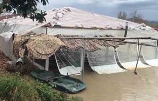 Turuncu kodla uyarılan Antalya’da tarlalar ve yollar...