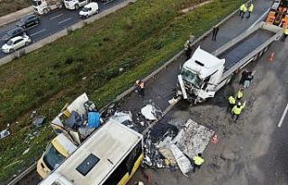 Tuzla TEM otoyolunda tır, arıza yapan İETT otobüsü...