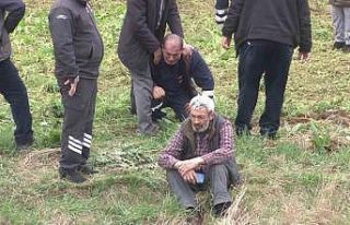 Tuzla’da traktörüyle bahçesini sürerken dereye...