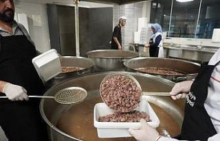 Ümraniye’de her gün iftarlıklar evlere tek tek...