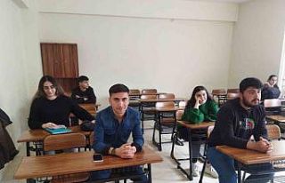 Üniversite sınavlarına hazırlanan öğrencilerin...