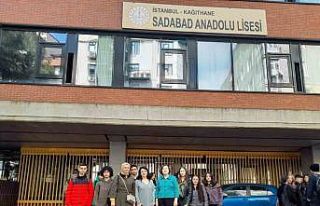 Üniversiteliler lise öğrencilerine İngilizce konuşma...