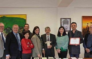 Ünlü sanatçı Turgut Akter’den Devlet Konservatuvarına...