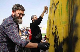 Ünlüler depremzedenin kaldığı AFAD çadırına...