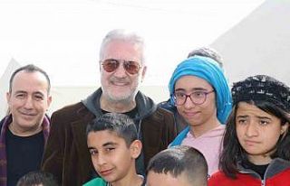 Ünlülerden depremzedelere moral