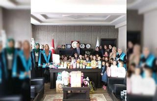 Uşaklı çocuklar depremzede çocuklara hediye gönderdi