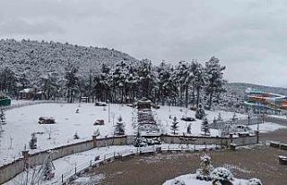 Uşak’ta Mart sonu yağan kar kenti beyaza bürüdü