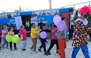 Uşak’tan gönderilen gezici kütüphane çocuklara...