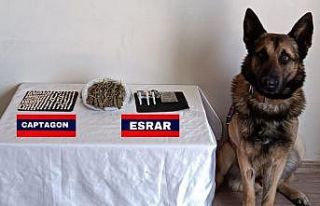 Uyuşturucuyu şapkasına saklamış