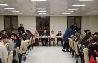 Vali Akbıyık, iftarda depremzedelerle bir adaya...