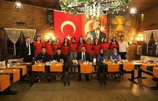 Vali Aksoy misafir sporcular ve gönüllü gençler...