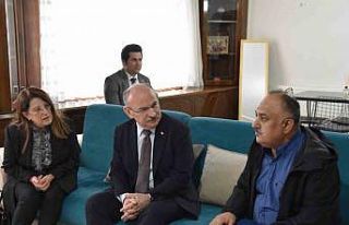 Vali Karadeniz ve eşi Zehra Karadeniz depremzedelerin...