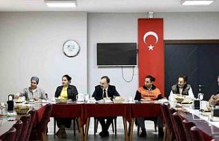 Vali Kızılkaya, depremzede ailelerle kahvaltı yaptı