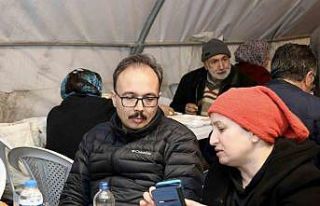 Vali Kızılkaya orucunu iftar çadırında depremzede...