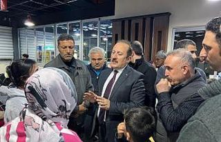 Vali Pehlivan, KYK Yurdundaki depremzedelerle bir...