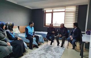 Vali Sonel, depremzede aileleri ziyaret etti