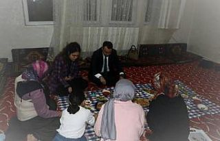 Vali Vekili Baytok, depremzede aile ile bir araya...