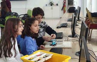 Van’da depremzede çocuklar robotik kodlama öğreniyor
