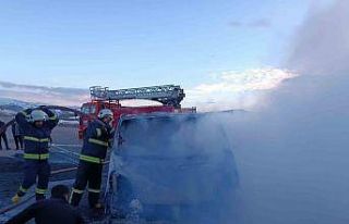 Van’da seyir halindeki minibüs yandı
