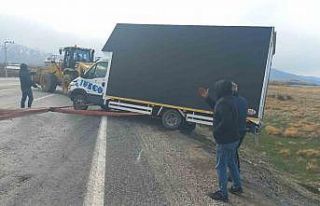 Van’da şiddetli rüzgar çatıları uçurdu