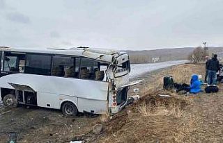 Van’da sporcuları taşıyan midibüs devrildi:...