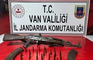 Van’da toprağa gömülü silah ve mühimmat bulundu