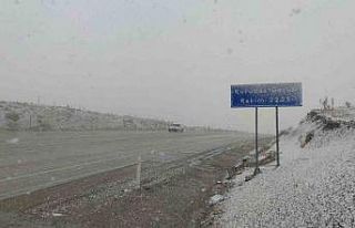 Van’ın yüksek kesimlerinde kar yağışı ve sis...